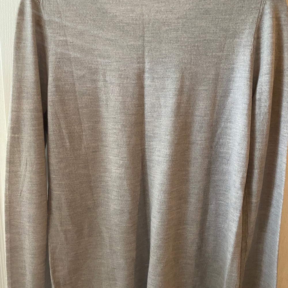 Two different sweaters. - Picture 6 of 6
